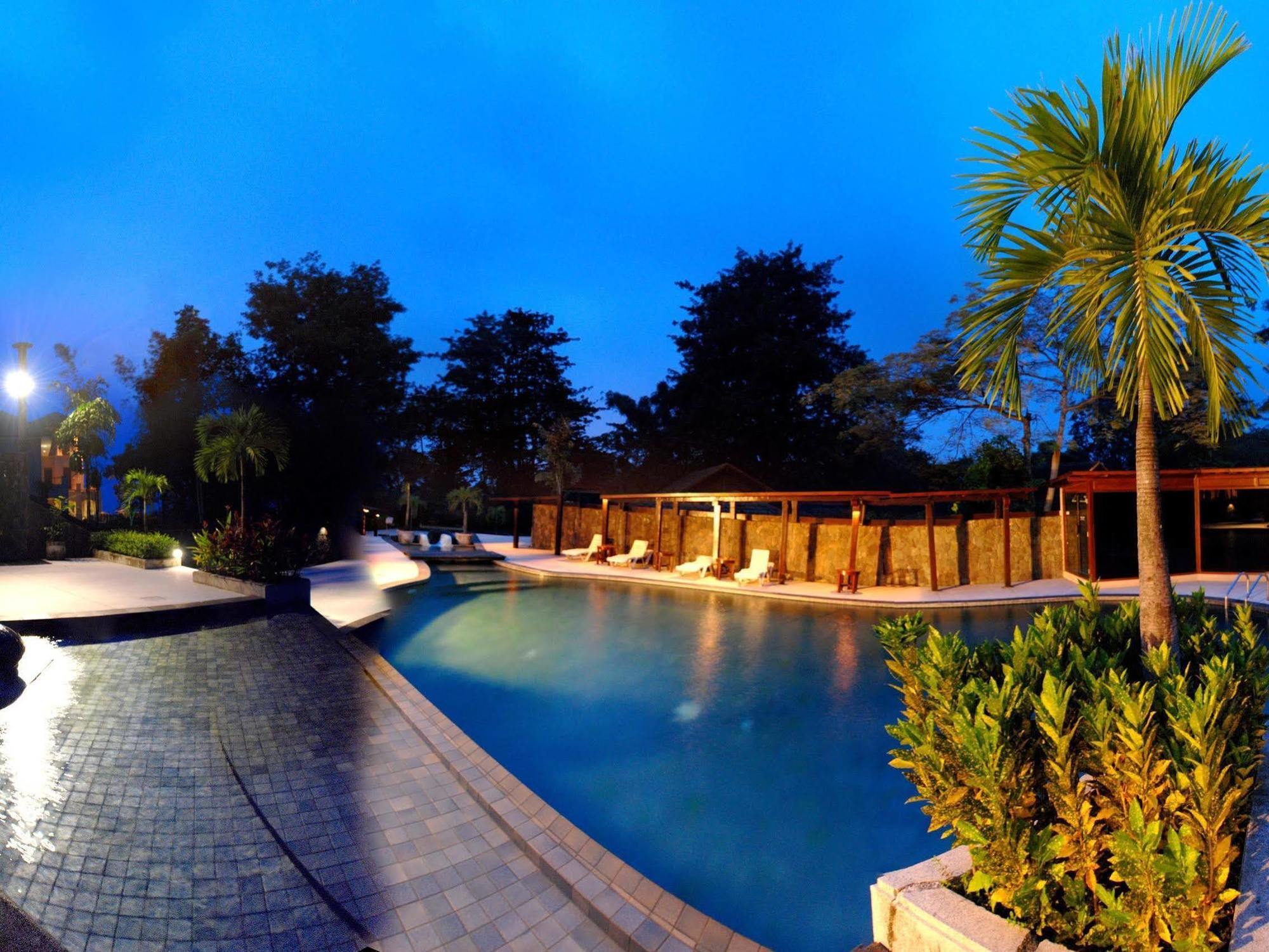 Finna Golf & Country Club Prigen Экстерьер фото